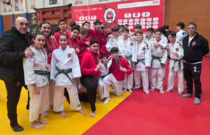 Grupo de deportistas de la Escuela Kogyjudo en competición de judo