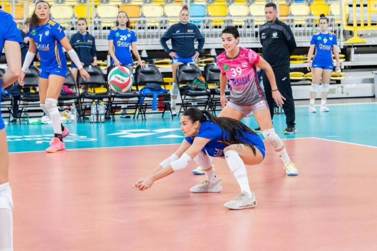 Jugadoras del Club Voleibol Melilla durante un partido emocionante