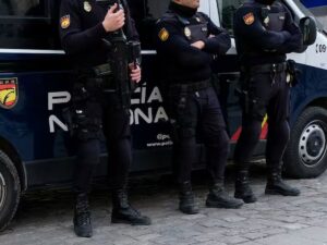 Agentes de la Policía Nacional en Melilla junto a una furgoneta policial