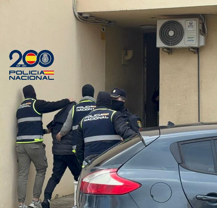 Operación policial en Melilla con agentes de la Policía Nacional deteniendo a un sospechoso.