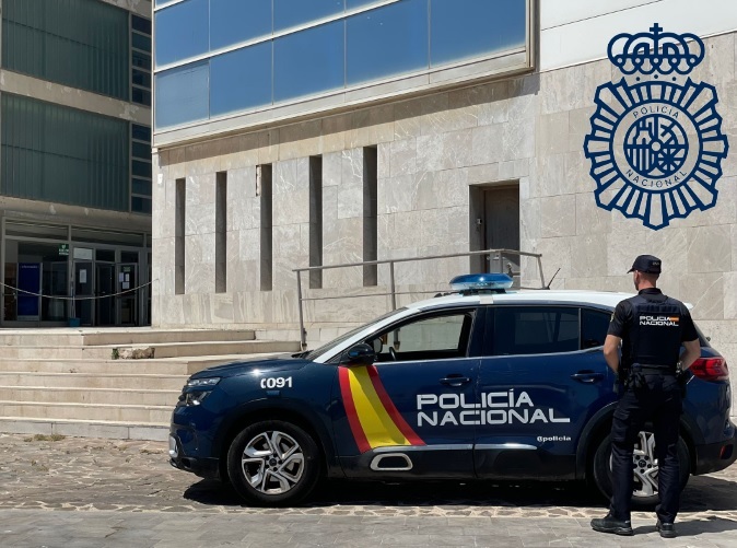 Vehículo de la Policía Nacional frente a los juzgados de Melilla