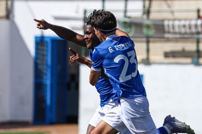 Jugadores de la U.D. Melilla celebrando un gol en el partido