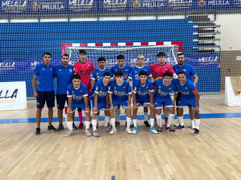 Equipo del C.F. Rusadir posando en la cancha de futsal