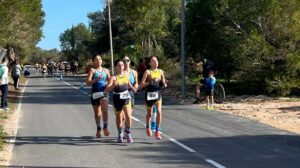 Corredores en el XVI Duatlón Ciudad de Melilla en un circuito al aire libre