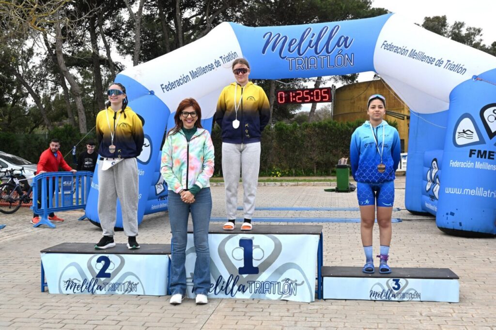 Podio del XVI Duatlón Ciudad de Melilla con ganadores y medallas