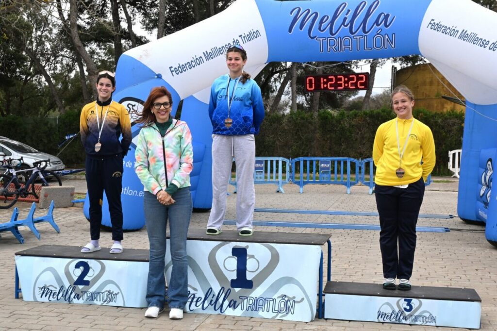 Podio del XVI Duatlón Ciudad de Melilla con ganadoras y medallistas