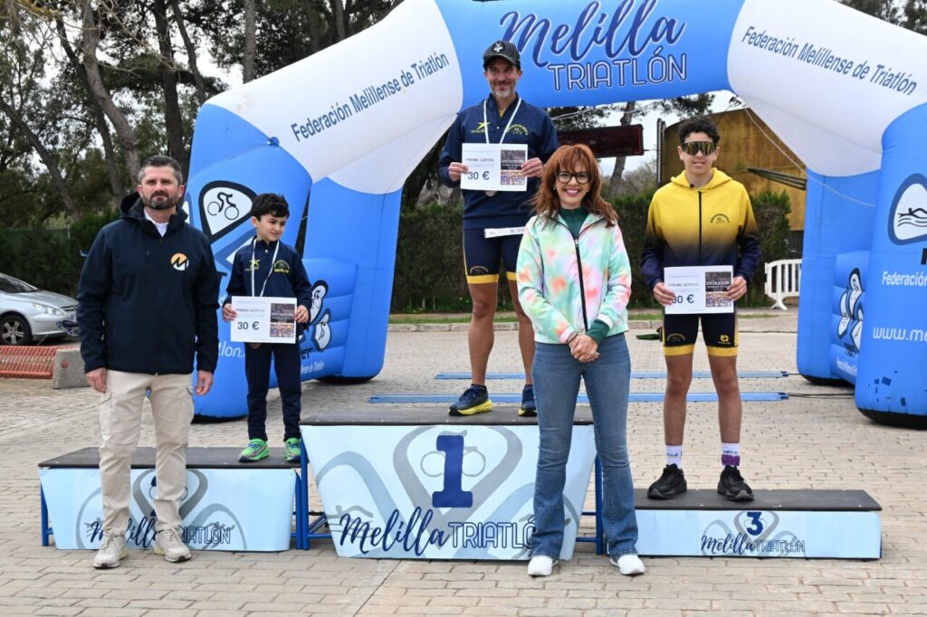 Participantes del Duatlón Ciudad de Melilla en la ceremonia de premiación