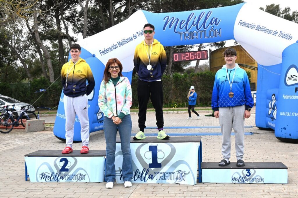 Podio del XVI Duatlón Ciudad de Melilla con ganadores y medallas