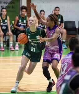 Jugadoras de baloncesto compitiendo en un partido entre Unicaja Mijas y La Salle.