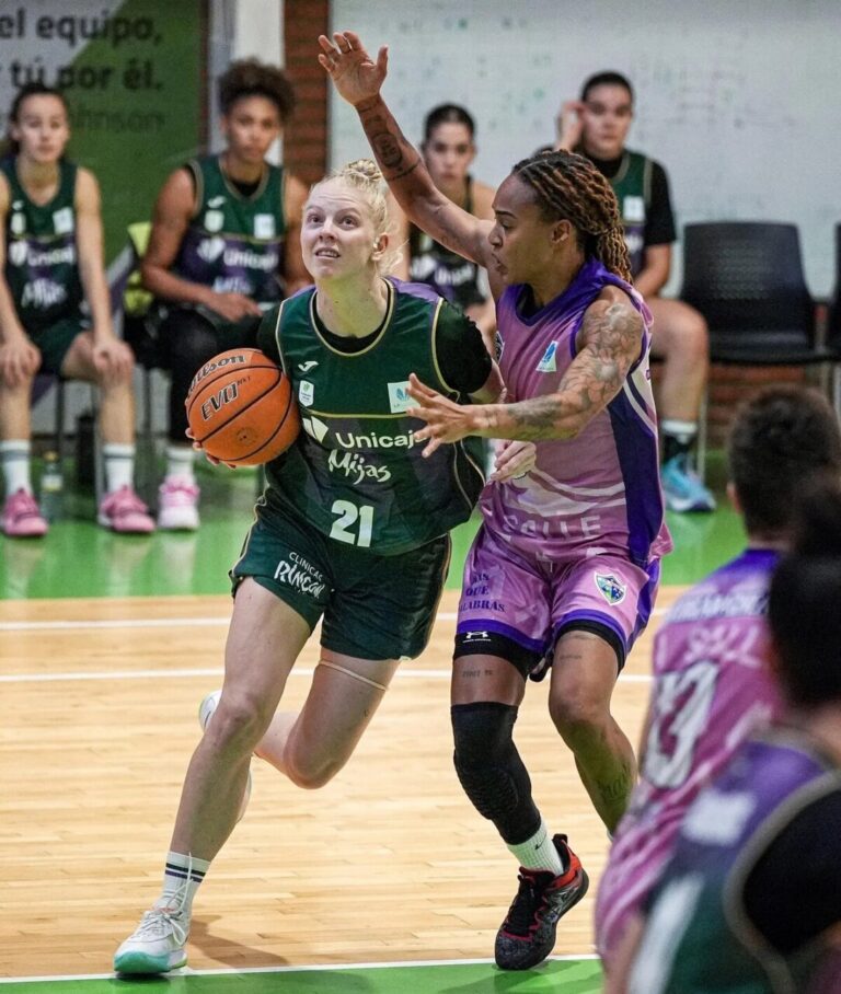 Jugadoras de baloncesto compitiendo en un partido entre Unicaja Mijas y La Salle.