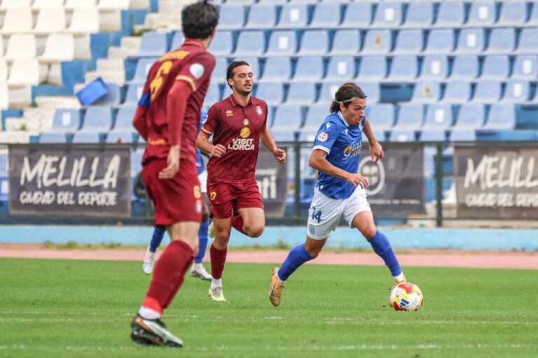 Jugadores de la U.D. Melilla en un partido de fútbol en el Estadio Municipal Álvarez Claro