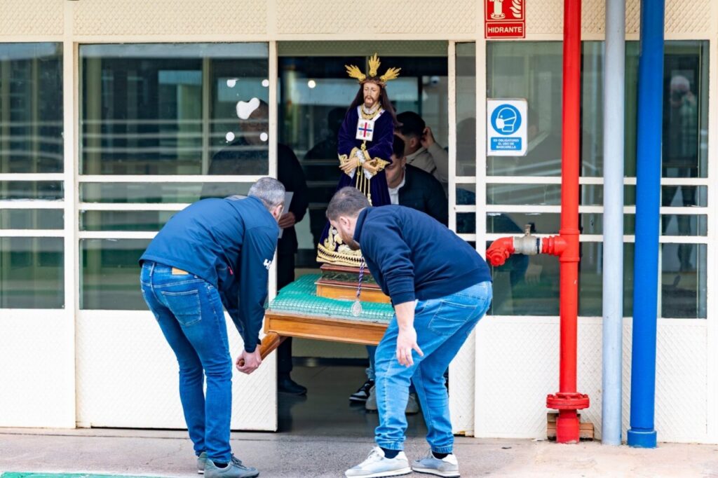Internos de la cárcel de Melilla trasladan la imagen de Jesús Cautivo