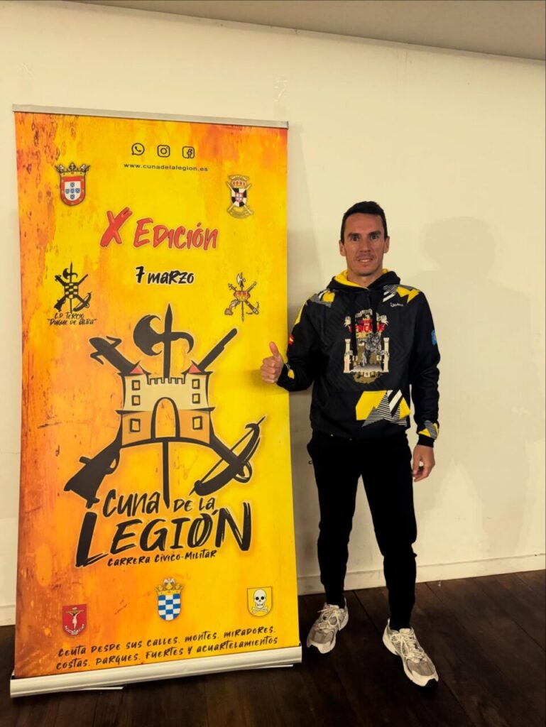 Edu Calderay posando junto al cartel de la Cuna de la Legión en Ceuta