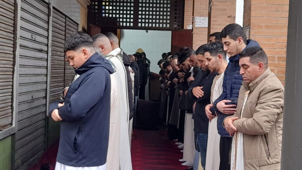Fieles musulmanes rezando en la Mezquita Central durante Eid el-Fitr