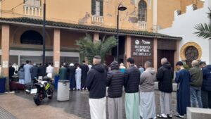 Fieles musulmanes rezando en la Mezquita Central de Melilla durante Eid el-Fitr