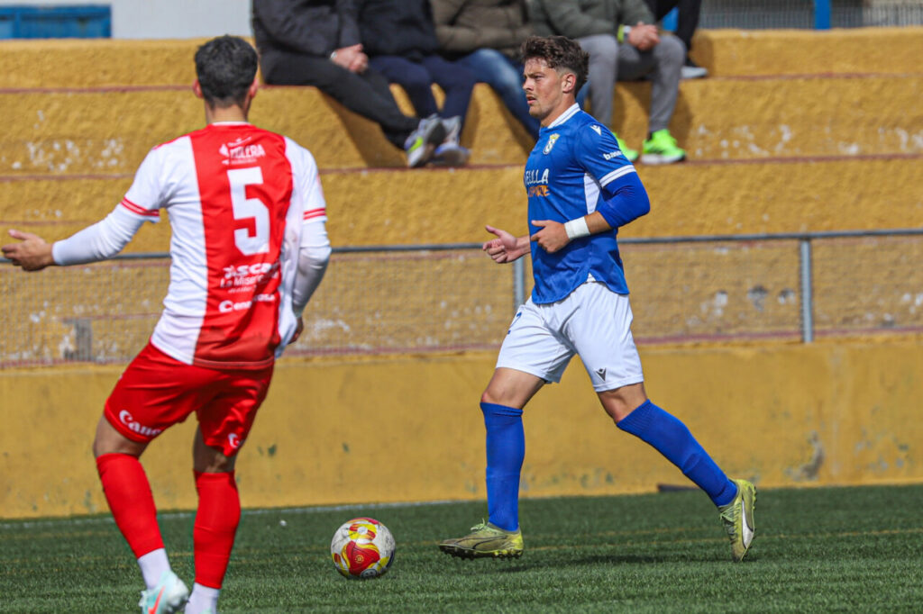 Jugador de la U.D. Melilla en partido contra C.D. Torreperogil