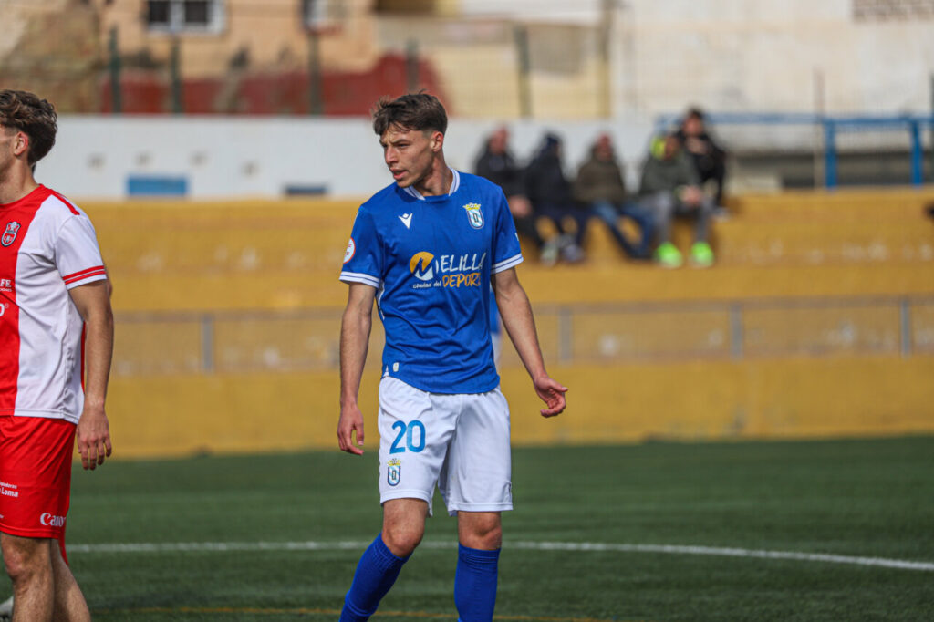 Jugador del filial de la U.D. Melilla en partido contra C.D. Torreperogil