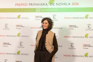 Elvira Mínguez sonriente en el evento del Premio Primavera de Novela 2026.