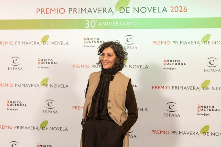 Elvira Mínguez sonriente en el evento del Premio Primavera de Novela 2026.