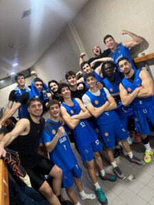 Jugadores del equipo Enrique Soler celebrando en el vestuario tras una victoria