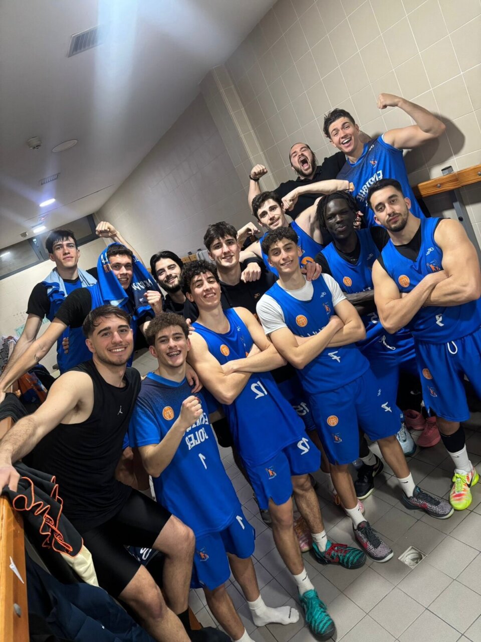 Jugadores del equipo Enrique Soler celebrando en el vestuario tras una victoria