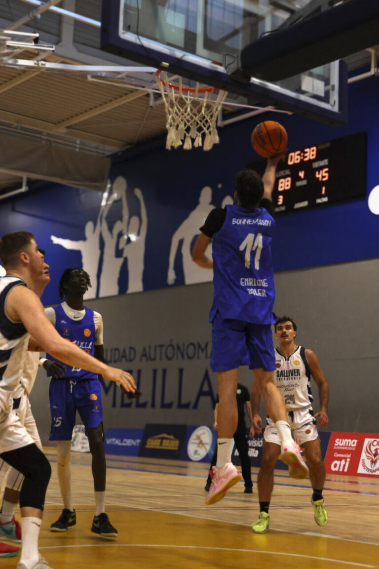 Jugador del Enrique Soler lanzando a canasta en un partido de baloncesto