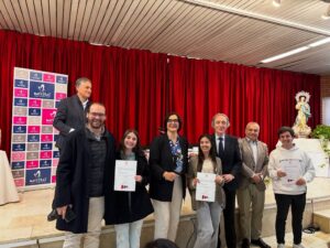 Entrega de certificados a estudiantes por formación en soporte vital en colegio