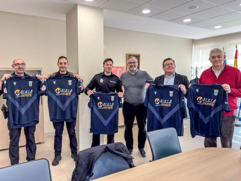 Grupo de personas sosteniendo camisetas de Melilla Deporte