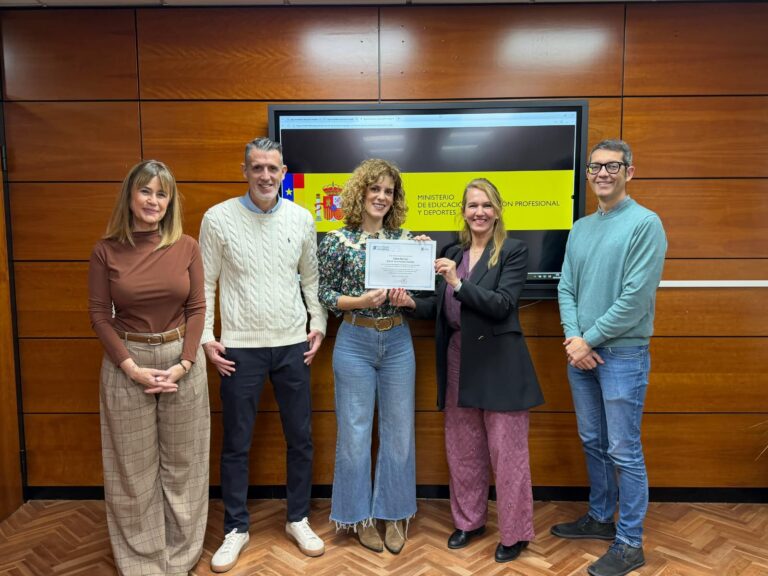 Grupo de personas sosteniendo un certificado en un evento educativo