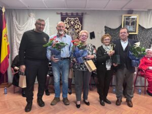 Grupo de personas sosteniendo plantas en un evento social