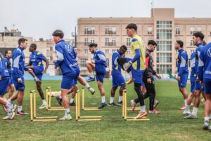 Jugadores de la U.D. Melilla entrenando en el Estadio Álvarez Claro