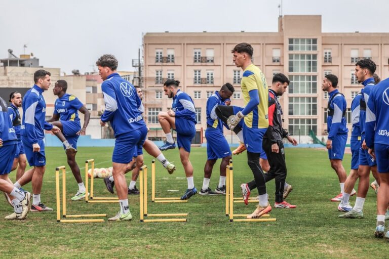 Jugadores de la U.D. Melilla entrenando en el Estadio Álvarez Claro