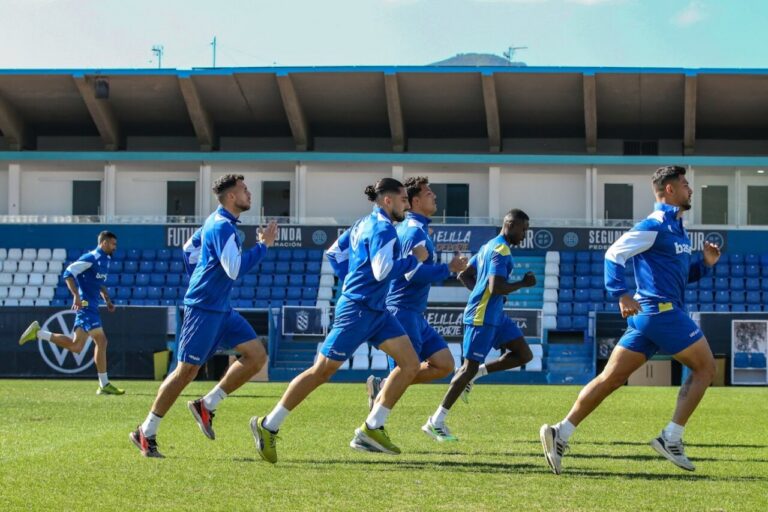 Jugadores de la U.D. Melilla entrenando en el campo