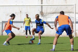 Jugadores de la U.D. Melilla entrenando en el campo antes del partido contra el Xerez Deportivo FC.