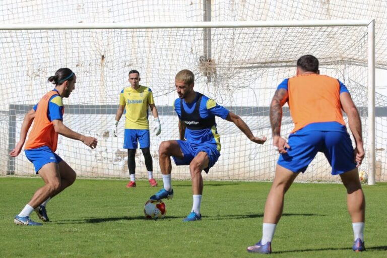 Jugadores de la U.D. Melilla entrenando en el campo antes del partido contra el Xerez Deportivo FC.