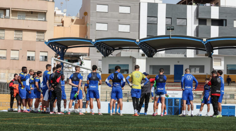 Jugadores de la U.D. Melilla en sesión de entrenamiento en el campo