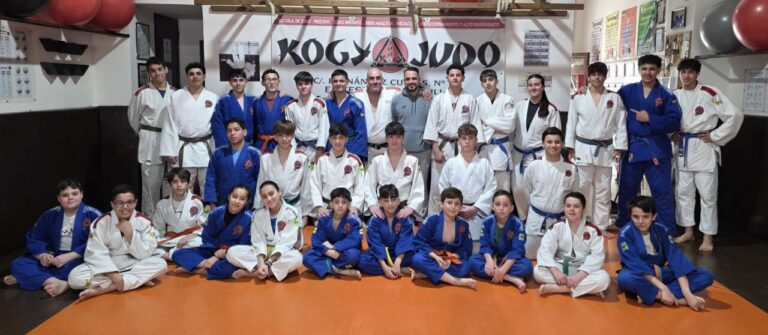 Grupo de jóvenes practicando judo en la Escuela KogyJudo de Melilla