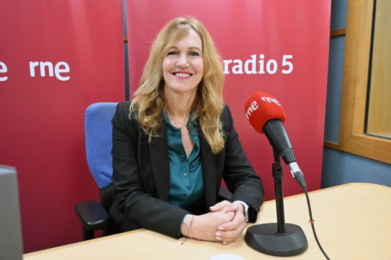 Persona sonriendo en un estudio de radio con micrófono