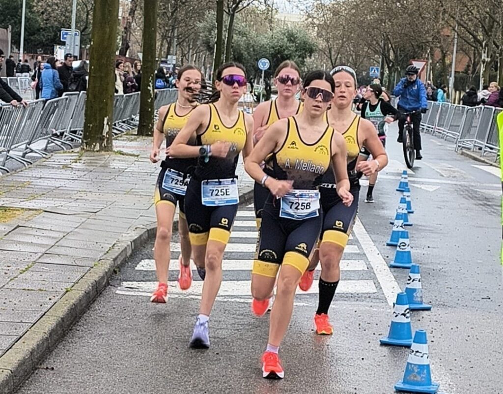 Atletas del Club Atlético Melilla compitiendo en la Liga Talento en Ciudad Real.