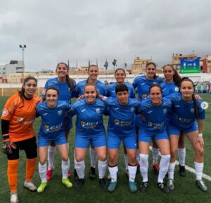 Jugadoras del equipo femenino ATM Melilla posando en el campo de fútbol