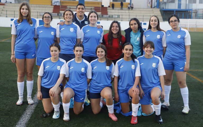 Equipo de fútbol femenino de Melilla posando en el campo