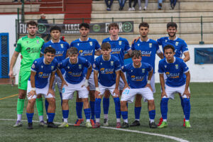 Equipo juvenil de la U.D. Melilla posando en el campo de fútbol