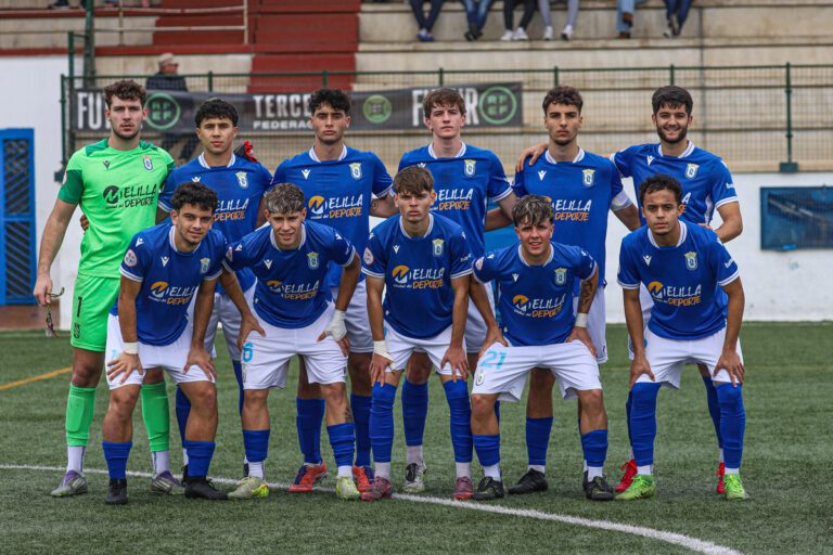 Equipo juvenil de la U.D. Melilla posando en el campo de fútbol