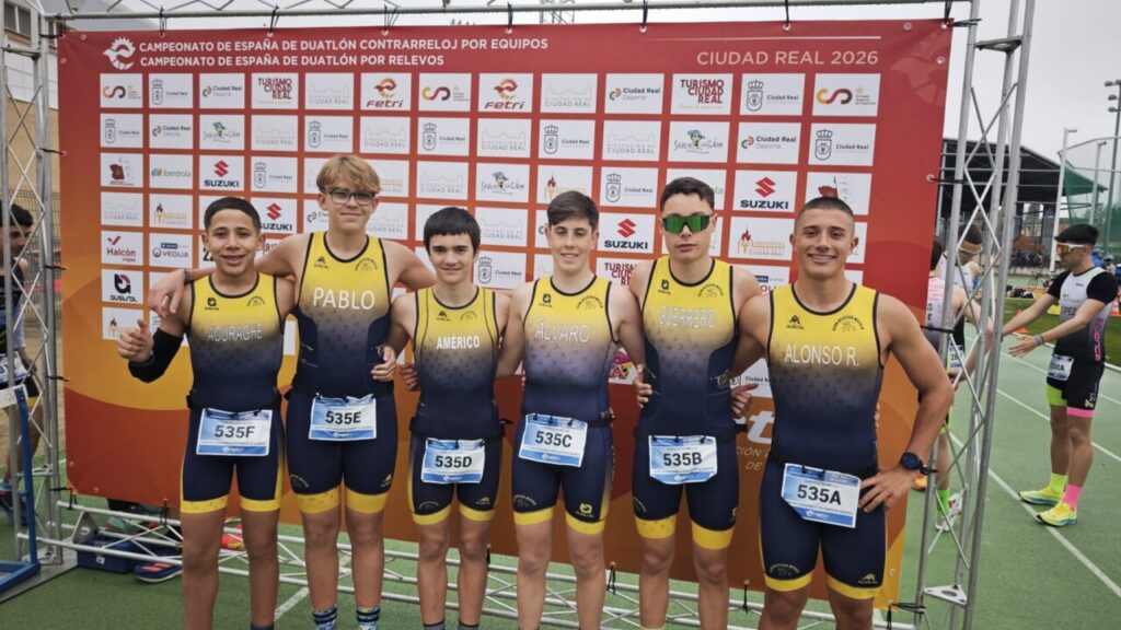 Equipo masculino del Club Atlético Melilla en la Liga Talento de Triatlón en Ciudad Real