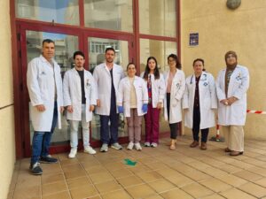 Grupo de profesionales de la salud en un hospital