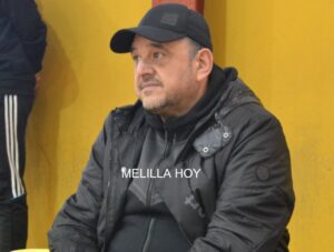 Eric Bencheluh reflexionando sobre el rendimiento del equipo de balonmano