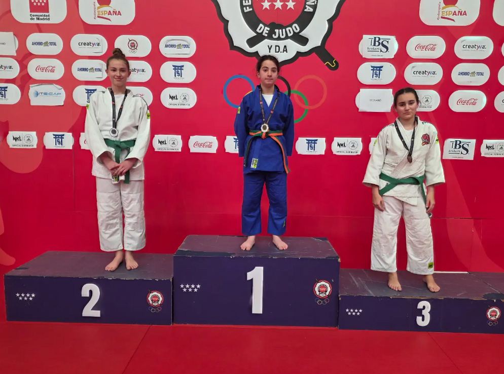 Tres competidores de judo en el podio con medallas en Villaviciosa de Odón
