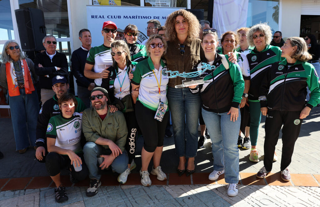 Equipo de la Escuela de Piragüismo Ciudad de Pontevedra celebrando su victoria