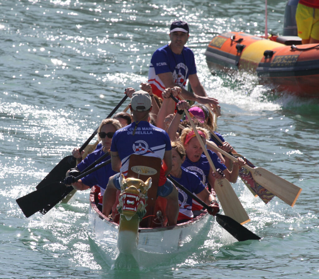 Equipo de piragüismo en competición en el Festival Barco Dragón en Melilla
