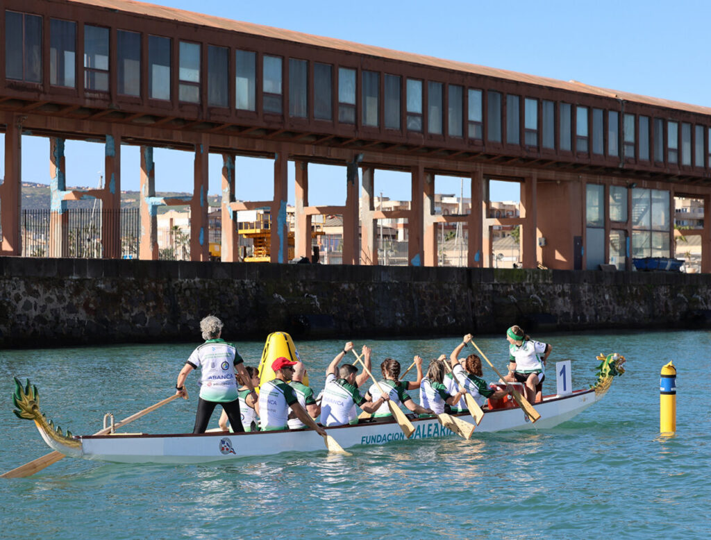 Equipo de piragüismo compitiendo en el Festival Barco Dragón en Melilla.